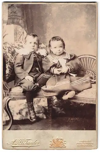 Fotografie A. & G. Taylor, Cardiff, Portrait zwei niedliche Kleinkinder in hübscher Kleidung