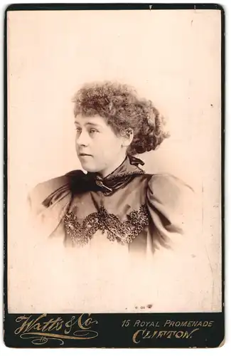 Fotografie Watts & Co., Clifton, 15 Royal Promenade, Portrait bildschönes brünettes Fräulein mit lockigem Haar