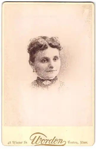 Fotografie Atelier Worden, Boston, 48 Winter St., Portrait bildschöne Dame mit eleganten Ohrringen und Brosche am Kragen