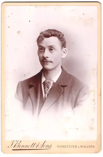 Fotografie J. Bennett Sons, Worcester, 8, Broad St., stattlicher junger Mann mit Schnurrbart im Anzug