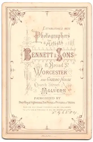 Fotografie J. Bennett Sons, Worcester, 8, Broad St., stattlicher junger Mann mit Schnurrbart im Anzug