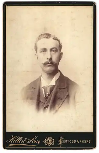 Fotografie Hellis & Sons, London, 30, Clapton Rd., Portrait charmanter junger Mann mit Schnurrbart