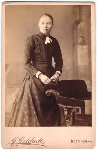 Fotografie G. Caldwell, Nottingham, Portrait schöne junge Frau mit Blumen in der Hand