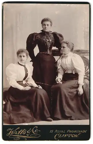 Fotografie Watts & Co., Clifton, 15 Royal Promenade, Portrait drei bildschöne junge Frauen in prachtvollen Kleidern