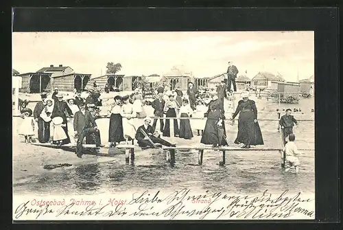 AK Dahme / Holstein, Badegäste auf einem Steg am Strand