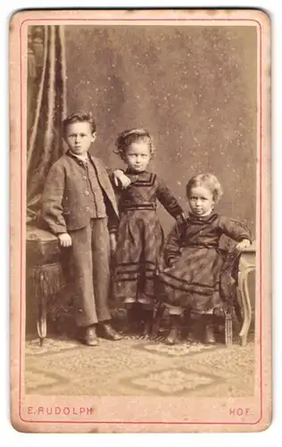Fotografie E. Rudolph, Hof, Marienstr. 695d, Portrait niedliche Kinder in einer Studiokulisse