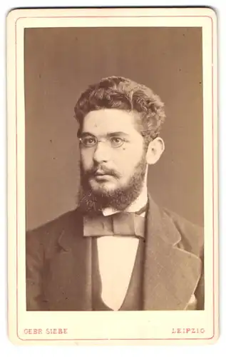 Fotografie Gebr. Siebe, Leipzig, Portrait junger Herrr mit Brille und Vollbart