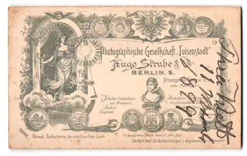 Fotografie Hugo Strube & Co., Berlin, Prinzessinnen Str. 16, Dame mit elektrischer Lampe nebst Putte & Medaillen