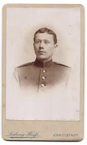 Fotografie Ludwig Heiss, Ingolstadt, Harderstrasse 108, Soldaten-Ausrüstung mit Pickelhaube