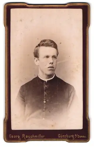 Fotografie Georg Rauchmiller, Günzburg / Donau, Portrait Geistlicher mit Brille