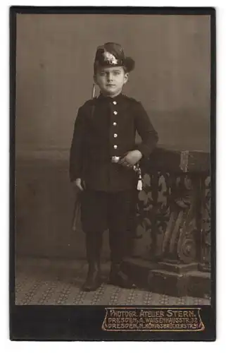 Fotografie Atelier Stern, Dresden, Waisenhausstr. 32, Knabe in Uniform mit Tschako & Gewehr, Sächsischer Jäger