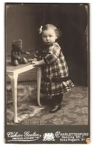 Fotografie Oskar Goetze, Berlin-Charlottenburg, Nehringstr. 1, Portrait kleines Mädchen mit Teddy