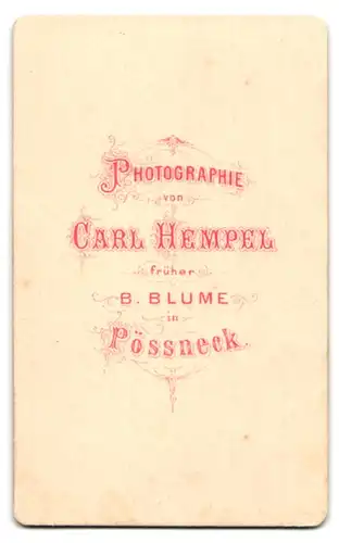 Fotografie C. Hempel, Pössneck, ob. Graben, Portrait Mädchen und Knabe zeitgenössisch gekleidet