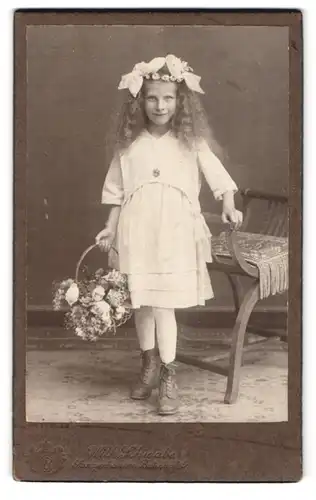 Fotografie Wilhelm Schwabe, Sangerhausen, Bahnhofstrasse, Portrait kleines Mädchen mit Schleife im Haar und Blumenkorb