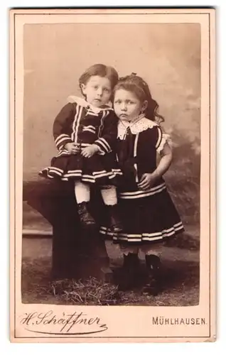 Fotografie H. Schäffner, Mühlhausen i/Th., Portrait niedliche Mädchen in hübschen Kleidchen