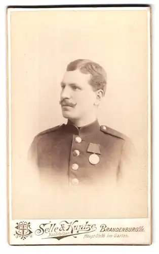 Fotografie Selle & Kuntze, Brandenburg a/H., Hauptstrasse 16, Portrait Soldat mit Orden an der Uniform
