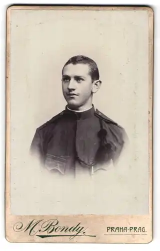 Fotografie M. Bondy, Prag, Ujezde c. 23, Portrait junger Soldat mit Kordel an der Uniform