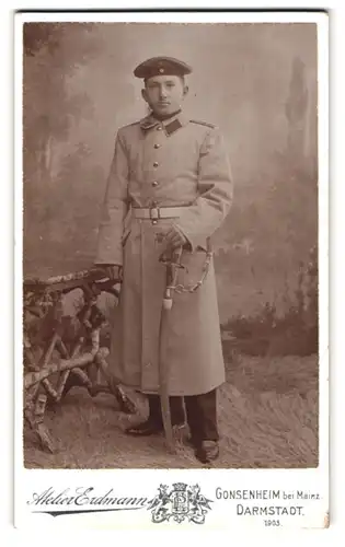 Fotografie Atelier Erdmann, Gonsenheim b. Mainz, Kaiserstr. 33, Portrait Soldat im Feldmantel und Degen mit Portepee