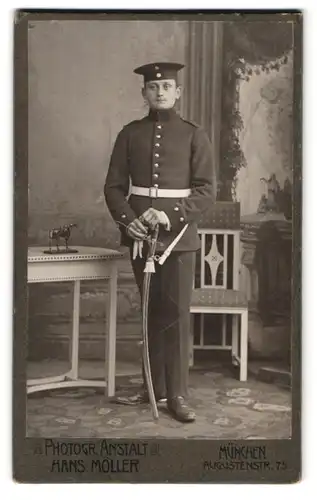 Fotografie Hans Möller, München, Augustenstr. 75, Portrait bayrischer Soldat hält Degen mit Portepee