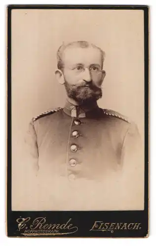 Fotografie C. Remde, Eisenach, Portrait vollbärtiger Soldat mit Brille, Einjährig Freiwilliger