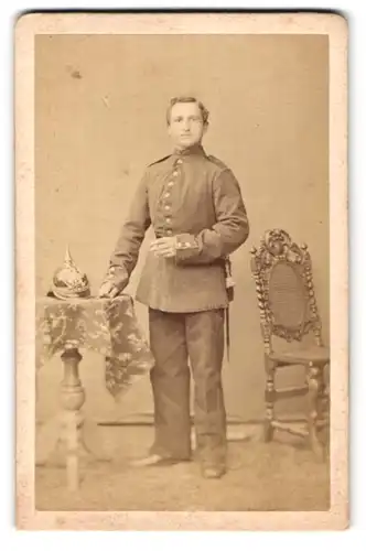 Fotografie E. Müller, Ort unbekannt, Portrait Soldat, Schulterstück Rgt. 6, Pickelhaube & Bajonett mit Portepee