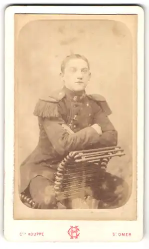 Fotografie Houppe, St. Omer, 11 Place de l`Arsenal, Portrait Offizier, Epauletten an der Uniform, Kragenspiegel Rgt. 8