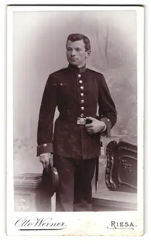 Fotografie Otto Werner, Riesa, Kastanienstr. 81, Portrait junger Soldat mit Bajonett am Koppel