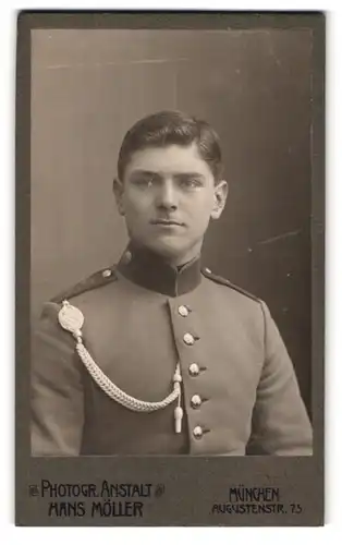 Fotografie Hans Möller, München, Augustenstr. 75, Portrait Soldat der Garde mit Schützenschnur