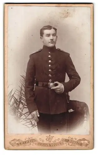 Fotografie Julius Voges, Leipzig, an der Promenade, Portrait Soldat mit Kaiserbart