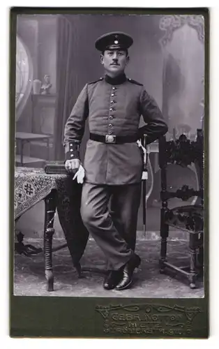 Fotografie Gebr. Notton, Metz, Römerstrasse 10, Portrait Soldat in Stuiokulisse posierend