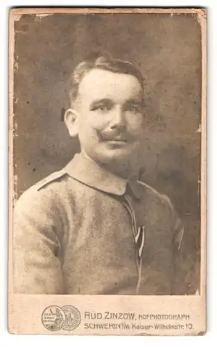 Fotografie Rud. Zinzow, Schwerin i/M., Kaiser Wilhelmstr. 10, Portrait Soldat mit Kaiserbart und Eiserne Kreuz II