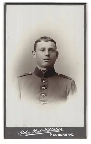 Fotografie Atelier Rich. Schlüter, Neuburg a/D., Portrait junger Soldat, Schulterstück Rgt. 15