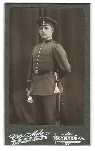 Fotografie Otto Mohr, Neuburg a/D., Portrait galanter Gardesoldat, Bajonett mit Portepee