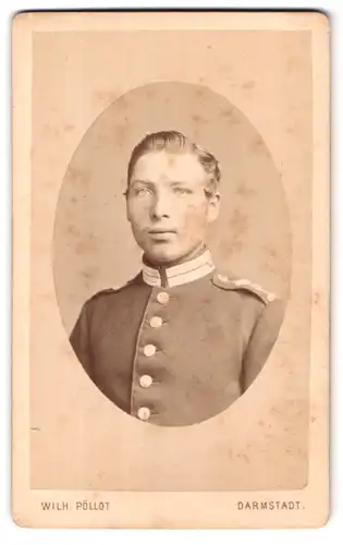 Fotografie Wilh. Pöllot, Darmstadt, Elisabethen-Str. 31, Portrait junger Soldat in Garde Uniform