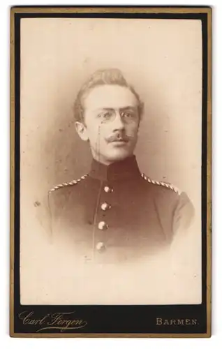 Fotografie Carl Feregen, Barmen, Neuenweg 50, Portrait Einjährig-Freiwilliger in Uniform mit Zwicker Brille