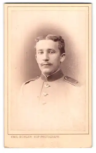 Fotografie Emil Bühler, Mannheim, Portrait Einjährig-Freiwilliger in Uniform mit Schnauzbart