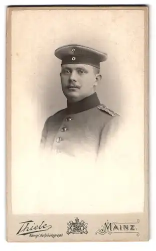 Fotografie Hugo Thiele, Mainz, Grosse Bleiche 48, Portrait Einjährig-Freiwilliger in Uniform Rgt. 63 mit Krätzchen