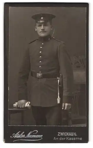 Fotografie Atelier Neumann, Zwickau i. S., An der Kaserne, Portrait Soldat in Uniform mit Bajonett und Portepee