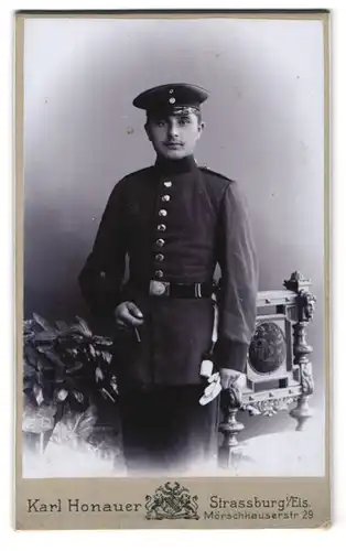 Fotografie Karl Honauer, Strassburg i. Els., Mörschauerstr. 29, Portrait junger Soldat in Uniform mit Krätzchen