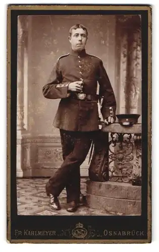 Fotografie Fr. Kahlmeyer, Osnabrück, Bahnhofsplatz 1, Portrait Soldat in Uniform mit Krätzchen und Bajonett