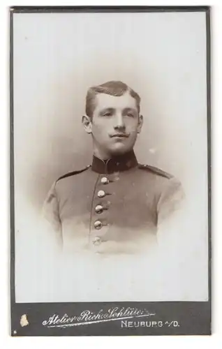 Fotografie Rich. Schlüter, Neuburg a. D., Färberstr. 85, Portrait junger Soldat in Uniform mit Schnauzbart