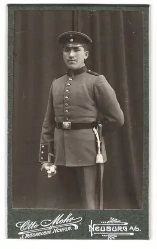 Fotografie Otto Mohr, Neuburg a. D., Portrait Soldat in Uniform Rgt. 15 mit Bajonett und Portepee