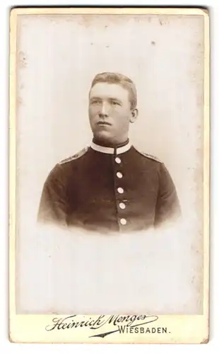 Fotografie Heinrich Menges, Wiesbaden, Kirchgasse 7, Portrait junger Garde Soldat in Uniform