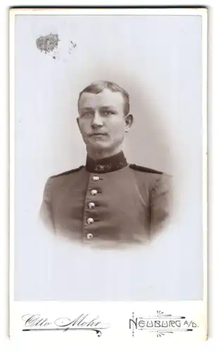 Fotografie Otto Mohr, Neuburg a. D., Franziskanerstr. 162, Portrait Soldat in Uniform