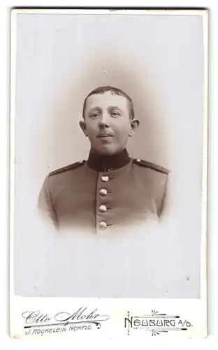 Fotografie Otto Mohr, Neuburg a. D., Franziskanerstr. 162, Portrait Soldat in Uniform Rgt. 15