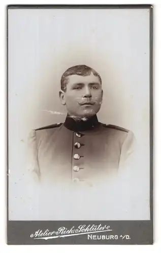 Fotografie Atelier Rich. Schlüter, Neuburg a. D., Färberstr. 85, Portrait Soldat in Uniform mit Kaiser Wilhelm Bart