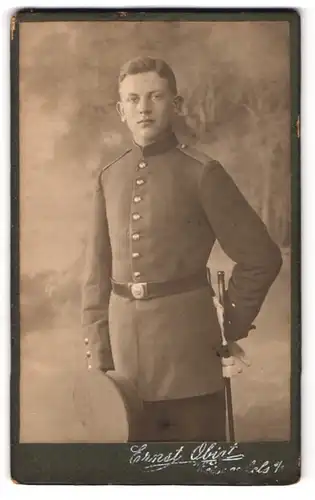 Fotografie Ernst Obigt, Weissenfels a. S., Promenade 19, Portrait Soldat in Uniform mit Bajonett und Portepee