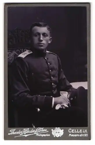 Fotografie Theodor Harder & Söhne, Celle i. H., Mauern-Str. 35, Portrait knabenhafter Soldat in Uniform Rgt. 77