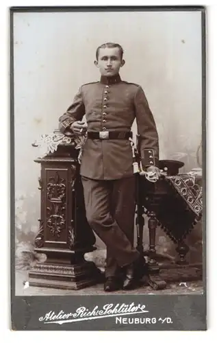 Fotografie Atelier Rich. Schlüter, Neuburg a. D., Färberstr. 85, Portrait junger Soldat in Uniform mit Bajonett