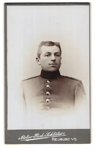 Fotografie Atelier Rich. Schlüter, Neuburg a. D., Färberstr. 85, Portrait junger Soldat in Uniform
